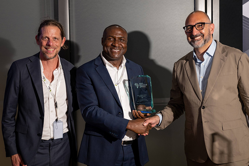 Engineer Humphrey Kanyenye of TARURA receives the Pioneer Award from Amend’s Jeffrey Witte and the FIA Foundation’s Saul Billingsley.